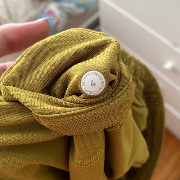 Lululemon 2.5” Hotty Hot Low Rise Shorts in Golden Lime - Picture 4 of 5